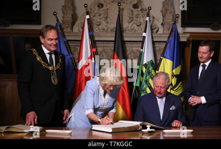 Leipzig, Allemagne. Le 08 mai, 2019. Le maire de Leipzig, Burkhard Jung (SPD, l) et le premier ministre de Saxe, Michael Kretschmer (CDU, r), regardez comme l'héritier du trône britannique, le Prince Charles, prince de Galles (2e à partir de la droite) et son épouse la duchesse Camilla (2e de gauche) s'inscrire dans le Livre d'or de la ville. Credit : Ronny Hartmann/AFP/Piscine/dpa/Alamy Live News Banque D'Images