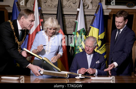 Leipzig, Allemagne. Le 08 mai, 2019. Le maire de Leipzig, Burkhard Jung (SPD, l) et le premier ministre de Saxe, Michael Kretschmer (CDU, r), regardez comme l'héritier du trône britannique, le Prince Charles, prince de Galles (2e à partir de la droite) et son épouse la duchesse Camilla (2e de gauche) s'inscrire dans le Livre d'or de la ville. Credit : Ronny Hartmann/AFP/Piscine/dpa/Alamy Live News Banque D'Images