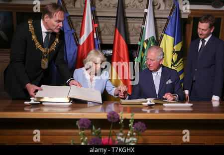 Leipzig, Allemagne. Le 08 mai, 2019. Le maire de Leipzig, Burkhard Jung (SPD, l) et le premier ministre de Saxe, Michael Kretschmer (CDU, r), regardez comme l'héritier du trône britannique, le Prince Charles, prince de Galles (2e à partir de la droite) et son épouse la duchesse Camilla (2e de gauche) s'inscrire dans le Livre d'or de la ville. Credit : Ronny Hartmann/AFP/Piscine/dpa/Alamy Live News Banque D'Images