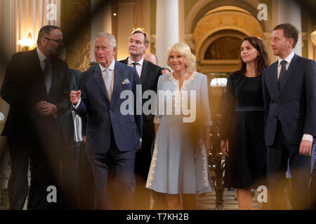 Leipzig, Allemagne. Le 08 mai, 2019. L'héritier du trône britannique, le Prince Charles (2e de gauche) et son épouse la duchesse Camilla (M) visite avec Martin Henker (caché, l), surintendant de l'Eglise évangélique luthérienne District Leipzig, Burkhard Jung (SPD, 3e de gauche), maire de Leipzig, Michael Kretschmer (CDU, r), le premier ministre de Saxe, et son partenaire d'Annet Hofmann (2e à partir de la droite) l'église Saint Nikolai (Nikolaikirche). Credit : Jens Meyer/AP/Piscine/dpa/Alamy Live News Banque D'Images