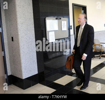 West Palm Beach, FL, USA. 6ème mars, 2012. Floride, USA - Etats-Unis - fl-john-goodman-criminel-Procès-jour1-J, West Palm Beach, 06/03/2012 -- L'avocat de la Défense Roy Black revient au tribunal après le déjeuner pour continuer la sélection du jury dans le cas de Wellington's John Goodman qui est en procès pour homicide involontaire de la DUI. Il est chargé de l'exécution d'un panneau d'arrêt et collision avec Scott Wilson et l'ont tué en février 2010. Mark Randall, South Florida Sun Sentinel : Crédit Sun-Sentinel/ZUMA/Alamy Fil Live News Banque D'Images