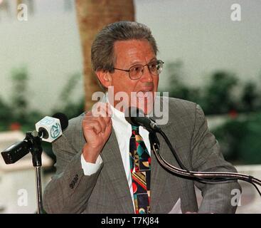 6 octobre 1997 - West Palm Beach, FL - Florida, USA - Etats-Unis - CELLULE H06 Lunan PHOTO PAR LUIS M. ALVAREZ-- Barry E. Krischer le Procureur de l'État pour la 15e circuit judiciaire de l'État de Floride, se prononce contre la violence domestique lors d'une conférence de presse à West Palm Beach lundi après-midi. Les victimes de violence domestique à Palm Beach County peut avoir le droit de recevoir gratuitement des téléphones cellulaires dans le cadre d'un nouveau programme parrainé par la Division des services aux victimes. Les téléphones sont programmé pour appeler le 911 seulement et bellsouth fera don de temps de l'air (crédit Image : © Sun-Sentinel ZUMA via wifi Banque D'Images