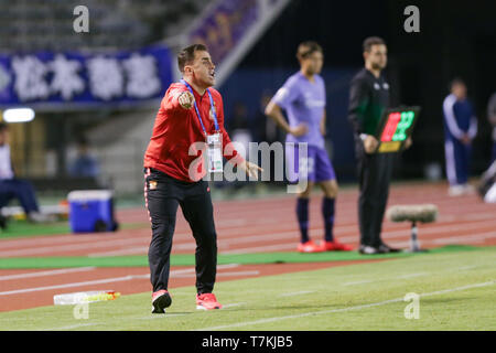 (190508) -- HIROSHIMA, 8 mai 2019 (Xinhua) -- Fabio Cannavaro, entraîneur-chef de Guangzhou Evergrande gestes FC pendant le match du groupe F entre la Chine Guangzhou Evergrande FC et Sanfrecce Hiroshima du Japon à la Ligue des Champions de l'AFC 2019 à Hiroshima, Japon, le 8 mai 2019. (Xinhua/Ma Caoran) Banque D'Images