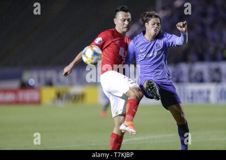 (190508) -- HIROSHIMA, 8 mai 2019 (Xinhua) -- Gao Lin (L ) de Guangzhou Evergrande FC rivalise avec Gakuto Notsuda de Sanfrecce Hiroshima pendant le groupe F match entre la Chine Guangzhou Evergrande FC et Sanfrecce Hiroshima du Japon à la Ligue des Champions de l'AFC 2019 à Hiroshima, Japon, le 8 mai 2019. (Xinhua/Ma Caoran) Banque D'Images