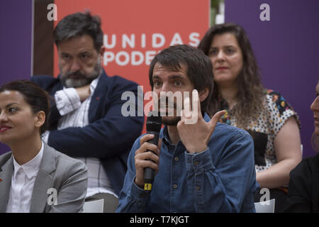 Madrid, Espagne. 8 mai, 2019. Ernest Urtasun vu parler pendant la présentation.Unidas Podemos présenter leur liste de candidats pour les élections à venir le 26 mai au Parlement européen. Lors de la conférence de presse le principal candidat, Maria Eugenia Palop Rodriguez, Idoia Villanueva, Sira Rego (UI) et Ernest Urtasun (Catalogne en ComÃº) avec d'autres candidats ont participé et ils ont présenté les axes du futur programme électoral. Credit : Lito Lizana SOPA/Images/ZUMA/Alamy Fil Live News Banque D'Images