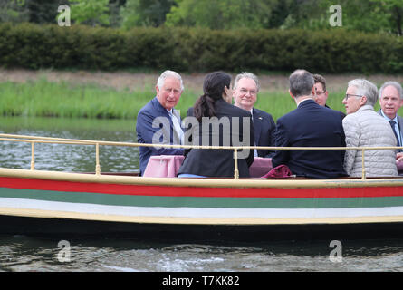 La Saxe, Allemagne. Le 08 mai, 2019. - 08 mai 2019, la Saxe-Anhalt, Wörlitz : Reiner Haseloff (2e de gauche, CDU), premier ministre de la Saxe-Anhalt, et l'héritier du trône britannique, le Prince Charles (à gauche) à voile dans un bateau sur une eau dans le royaume des jardins de Dessau-Wörlitz. Le Prince de Galles visite Leipzig et 5 le deuxième jour de son voyage en Allemagne. Photo : Jan Woitas/Piscine/dpa dpa dpa : Crédit photo alliance/Alamy Live News Banque D'Images