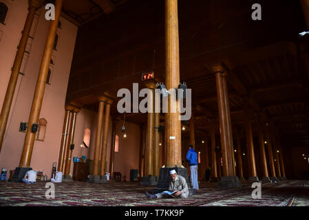 Srinagar, Jammu-et-Cachemire, en Inde. 8 mai, 2019. Un homme âgé vu lire un Coran à l'intérieur de Jamia Masjid le deuxième jour du mois sacré du Ramadan à Srinagar. Le mois le plus saint de l'Islam Le Ramadan est une période de prière intense, l'aube au coucher du jeûne et de fêtes nocturnes. Credit : Idrees Abbas/SOPA Images/ZUMA/Alamy Fil Live News Banque D'Images