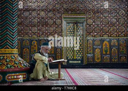 Srinagar, Jammu-et-Cachemire, en Inde. 8 mai, 2019. Un homme âgé vu lire un Coran à l'intérieur d'un lieu de culte sur le deuxième jour du mois sacré du Ramadan à Srinagar. Le mois le plus saint de l'Islam Le Ramadan est une période de prière intense, l'aube au coucher du jeûne et de fêtes nocturnes. Credit : Idrees Abbas/SOPA Images/ZUMA/Alamy Fil Live News Banque D'Images