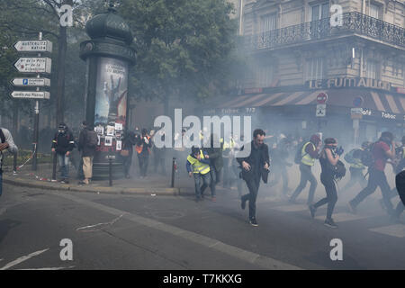 Le 1 mai, 2019 - Paris, "le-de-France, France - les manifestants sont vus courir pour couvrir au milieu de la fumée des gaz lacrymogènes lors de la journée de mai à Paris manifestations..Mai jour est un jour férié célébré normalement le 1er mai. L'Union soviétique a appelé le 1 mai la Journée internationale des travailleurs. En France, le premier mai est devenu un jour quand les syndicats de travailleurs à faire entendre leur voix en organisant des manifestations et des marches de protestation, tandis que d'autres situations en cours en France. (Crédit Image : © Edward Crawford/SOPA des images à l'aide de Zuma sur le fil) Banque D'Images