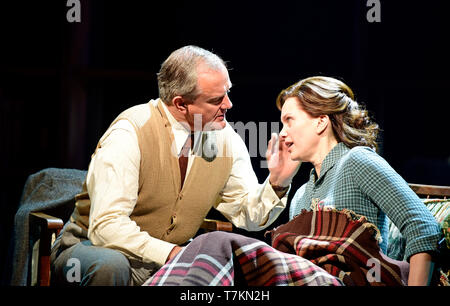 Hugh Bonneville jouant C.S. Lewis et Liz White comme Joy Gresham dans Shadowlands par William Nicholson au Festival de Théâtre de Chichester, West Sussex, UK. Banque D'Images