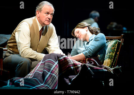 Hugh Bonneville jouant C.S. Lewis et Liz White comme Joy Gresham dans Shadowlands par William Nicholson au Festival de Théâtre de Chichester, West Sussex, UK. Banque D'Images