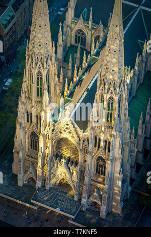 Vue aérienne de la Cathédrale St Patrick éclairées par réflexion matinale du Rockefeller Center, Manhattan, New York City, USA Banque D'Images