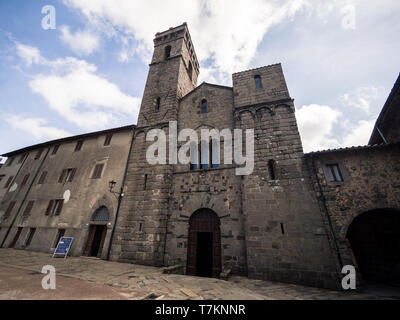 L'abbaye de San Salvatore est l'édifice sacré en style roman qui donne son nom à la municipalité d'Abbadia San Salvatore, l'Italie. Banque D'Images