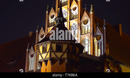 Un instantané d'un palais en Pologne - la nuit - donnant sur les hautes montagnes - une place pour un pique-nique - Janvier 2019 Banque D'Images