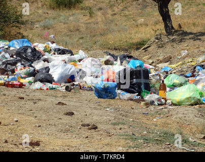 Une montagne de déchets dans le parc de la ville, laissés par les vacanciers Banque D'Images
