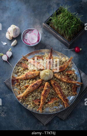 Riz pilaf avec différentes plantes et poissons. Persian Cuisine Banque D'Images