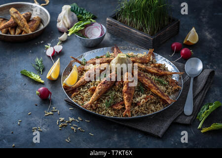 Sabzi Polo va Mahi - Salade de riz persan et le poisson frit à la Banque D'Images