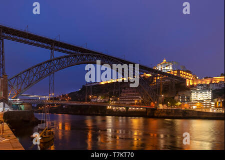 Pont Dom Luis I par nuit à Porto, Portugal, Douro River Waterfront Banque D'Images