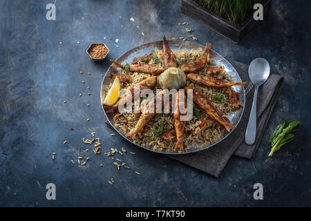 Riz aux herbes sabzi polo perse avec rouget poêlé, copy space Banque D'Images