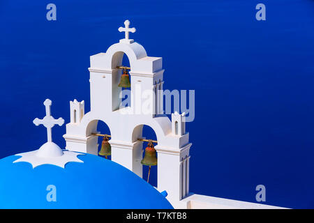 Vue mer et iconique de bleu et blanc clocher de l'église, Santorin, Grèce Banque D'Images