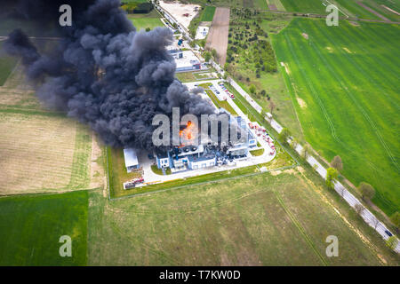 Vue du haut vers le bas de nuages de fumée des feux de l'entrepôt avec toit brûlé, l'incendie survenu en catastrophe entrepôt logistique du fret Banque D'Images