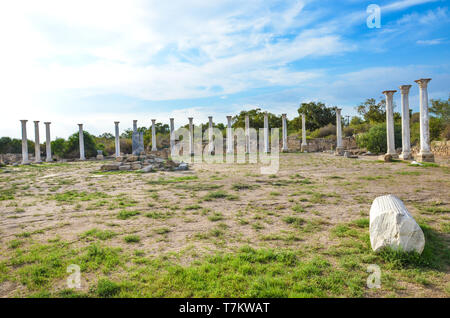 Groupe de colonnes corinthiennes de marbre appartenant au complexe des ruines de la ville de Salamine en turc du nord de Chypre. Pris sur une belle journée avec de légers nuages. Banque D'Images