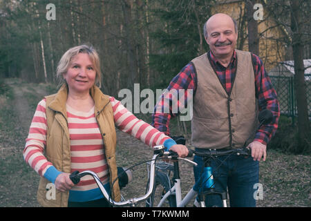 Personnes âgées Happy senior couple cycling in park Banque D'Images