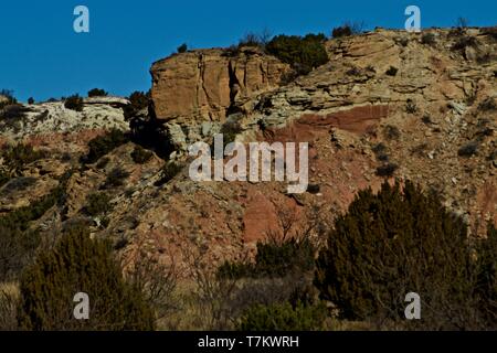 Rivage rocheux Bluffs entourant le lac McKinsey, Texas. Près de l'enclave de Canyon, Texas. Banque D'Images