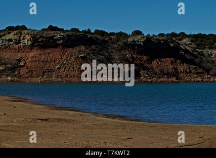 Rivage rocheux Bluffs entourant le lac McKinsey, Texas. Près de l'enclave de Canyon, Texas. Banque D'Images