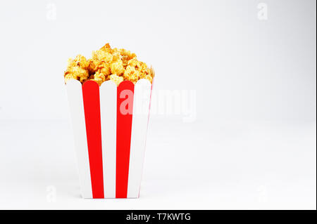 Popcorn délicieux délicieux dans une ligne rouge et blanc papier cup.orientation horizontale à l'exemplaire de l'espace. Banque D'Images