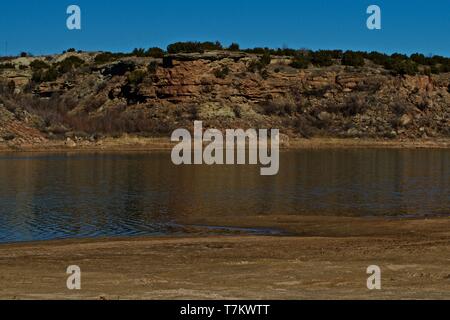 Rivage rocheux Bluffs entourant le lac McKinsey, Texas. Près de l'enclave de Canyon, Texas. Banque D'Images