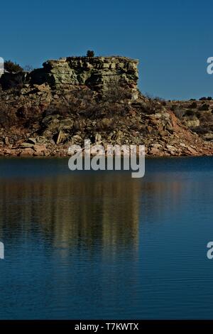 Rivage rocheux Bluffs entourant le lac McKinsey, Texas. Près de l'enclave de Canyon, Texas. Banque D'Images