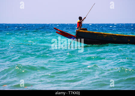 Havelock, Île-de-France - 2 janvier 2010 : pêcheur indien sur son bateau dans la mer Banque D'Images