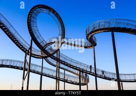 Grande sculpture 'Tiger & Turtle - Magic Mountain conçu par Heike Mutter et Ulrich Genth, Duisburg, Allemagne Banque D'Images