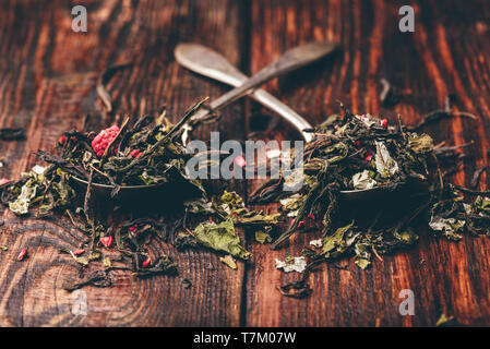 Deux cuillères de thé de fines herbes framboise plus de surface en bois Banque D'Images