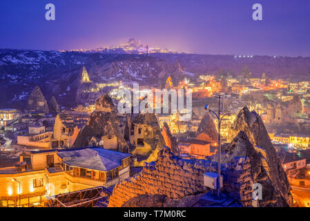 Ville de Göreme dans la nuit dans la Cappadoce, Anatolie centrale, Turquie Banque D'Images