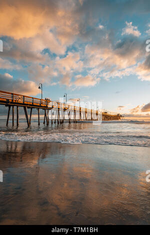 La jetée au coucher du soleil, dans la région de Imperial Beach, près de San Diego, Californie Banque D'Images