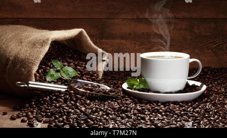 Table à café avec café en grains coffee bag Banque D'Images