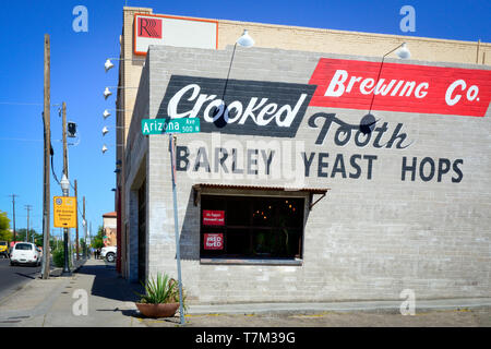 L'extérieur de la dent de travers populaires Brewing Co., une fois qu'un atelier de réparation automobile sert maintenant de la bière artisanale déjanté, sur la 6e rue au centre-ville de Tucson, AZ Banque D'Images