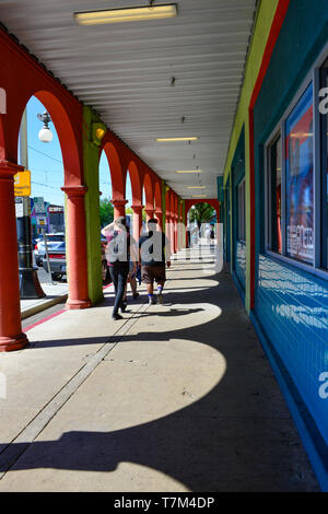 Les gens se promener le long de la promenade colorée de style espagnol portal à l'avant du magasin de bonne volonté sur les lieux historiques de la 4e Avenue au centre-ville de Tucson, AZ Banque D'Images