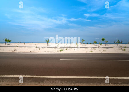 Vue de la route avec la dune à Phan Thiet, Vietnam du Sud. Phan Thiet est un port côtier city dans le sud-est du Vietnam. Banque D'Images