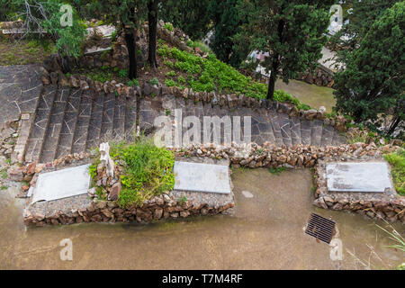 Vue aérienne de marches en pierre et plusieurs tombes avec les pierres tombales sur le cimetière de Montjuic, Barcelone, Catalogne, Espagne Banque D'Images