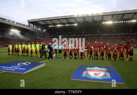 Barcelone et Liverpool line up avant la demi-finale de la Ligue des Champions, deuxième match de jambe à Anfield, Liverpool. Banque D'Images