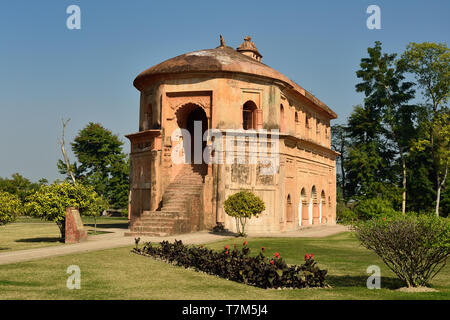 Le rang Ghar le Royal Pavilion sports où les rois et les nobles du ont été spectateurs lors des jeux situé à fermer la ville Sivasagar, Assam en Inde Banque D'Images