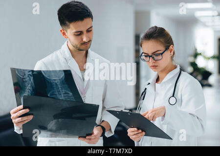 Groupe d'étudiants en médecine pratiquant à la clinique Banque D'Images