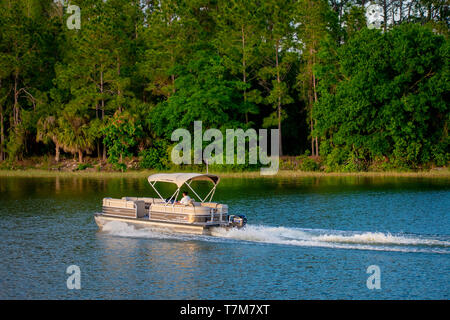 Orlando, Floride. 02 avril, 2019. Bateau Bay au lac bleu vert sur fond de forêt à Walt Disney World (1) Banque D'Images