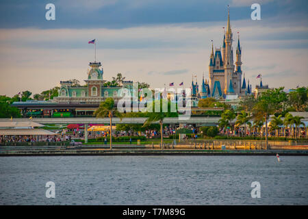 Orlando, Floride. 02 avril, 2019. Vue panoramique sur le Château de Cendrillon et vintage Gare à Magic Kingdom de Walt Disney World Banque D'Images