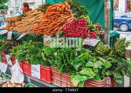 Prague, République tchèque, le 16 août 2017 : marché vend une récolte de carottes légumes mûrs et différents types de salade sur la rue de Prague. L'EDI Banque D'Images
