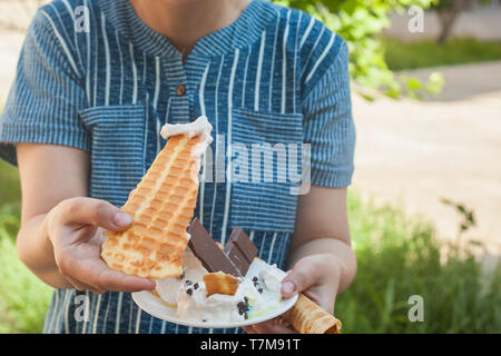 Délicieux gaufre à la crème glacée. Concept des aliments en été. Vue de dessus de yummy ice cream on en arrière-plan Banque D'Images