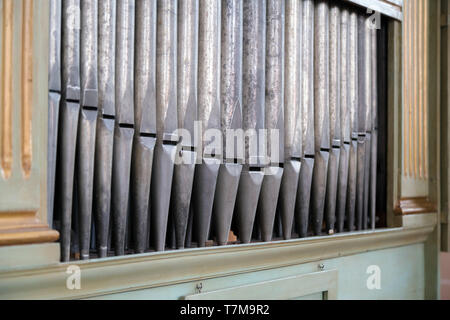 Vieux, argent tuyaux d'orgue dans une église utilisés pour jouer de la musique sacrée. De nombreux tuyaux d'air, tubes sonores dans la cathédrale Banque D'Images